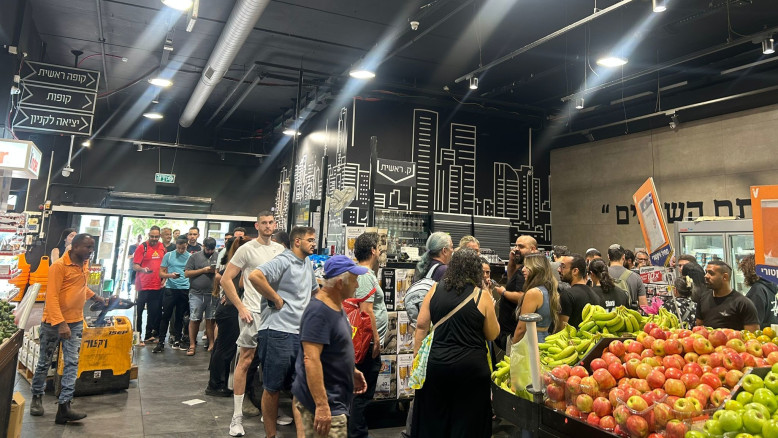 La Frenesia per l'iPhone Nuovo: Una Analisi della Popolarità e dell'Impatto sulla Tecnologia e sulla Società