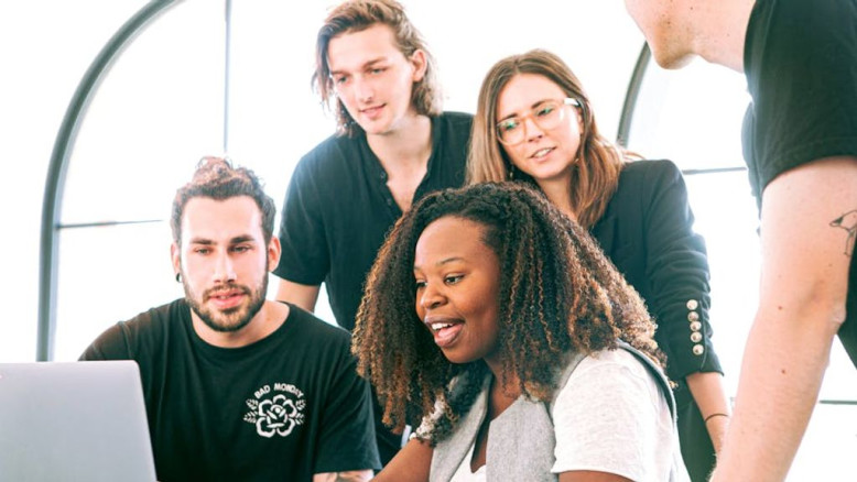 Il Potere della Disconnessione: Come le Organizzazioni Stanno Riscoprendo il Valore del Tempo Offline per i Lavoratori