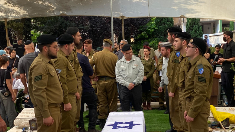 Centinaia di persone rendono omaggio a Sam'r Oz Daniel nel suo ultimo viaggio al cimitero militare di Kfar Saba dopo il suo ritorno da Gaza