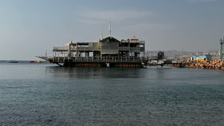 La Zattera Bianca di Eilat: Un Edificio Abbandonato al Centro di una Disputa sulla Sicurezza e il Patrimonio Culturale