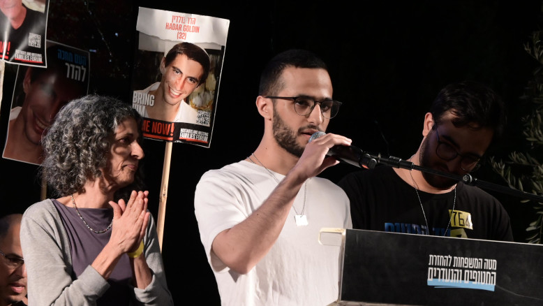 Manifestazione per i prigionieri: le famiglie chiedono il rilascio dei loro cari in base all'accordo