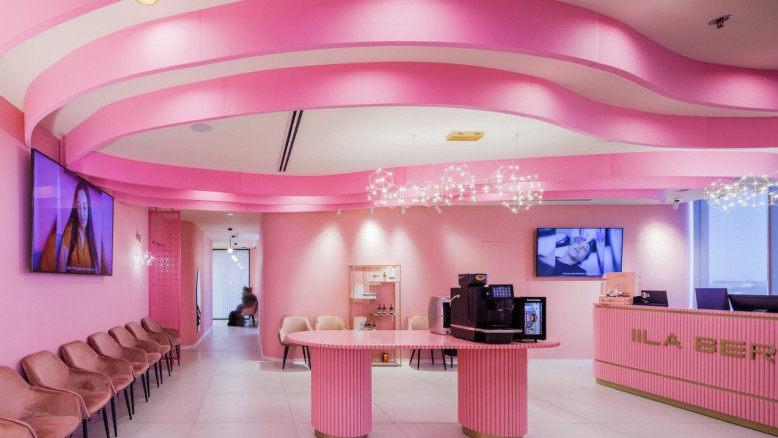 Dietro le porte rosse della speranza: come il dolore si trasforma in aiuto per le donne