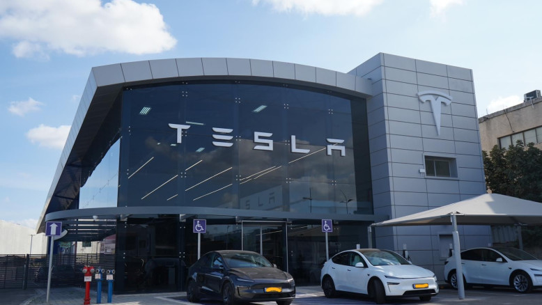 Tesla apre un grande centro in Israele: un passo avanti per i veicoli elettrici