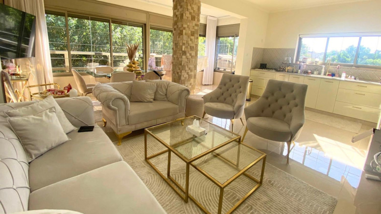 Convivenza pacifica a Jaffa: una coppia ebrea religiosa acquista un appartamento da una famiglia araba