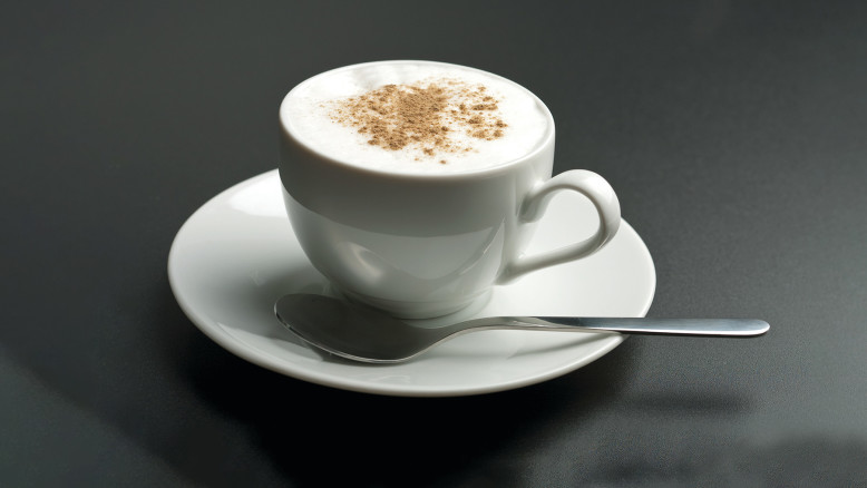 Prezzi del caffè negli USA salgono del 41% a causa di crisi climatiche e interruzioni della catena di approvvigionamento