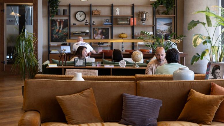 Le aziende high‑tech si spostano dal lavoro in ufficio al remoto per aumentare flessibilità e ridurre costi