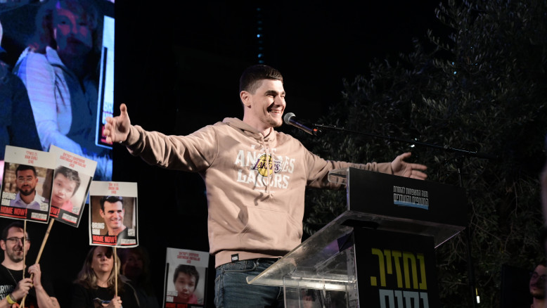 Maksim Harcin: “Realizzo il mio sogno grazie a voi” alla prima manifestazione nella piazza dei rapiti