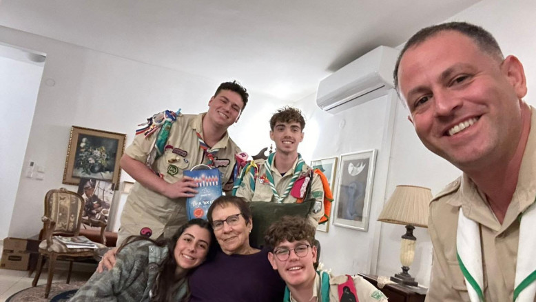 Scout israeliani aiutano 1.000 famiglie in lutto con pacchetti di festa