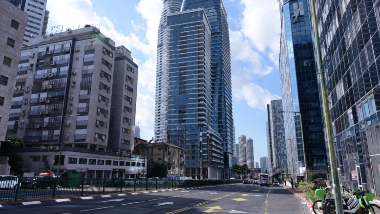 Due torri colpite da missili iraniani durante l'operazione Am Kliba rimangono danneggiate