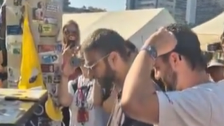 Alon Ahul suona piano nella piazza dei rapiti