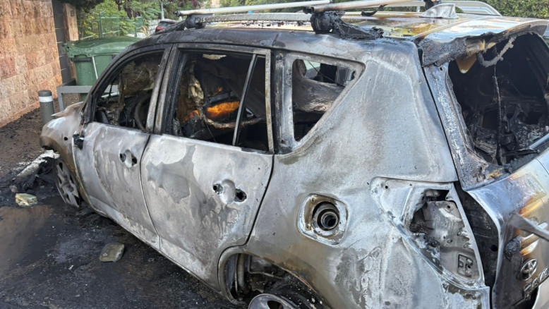 Militante Yoav Bar‑Shai denuncia incendio del suo veicolo e assenza di risarcimento