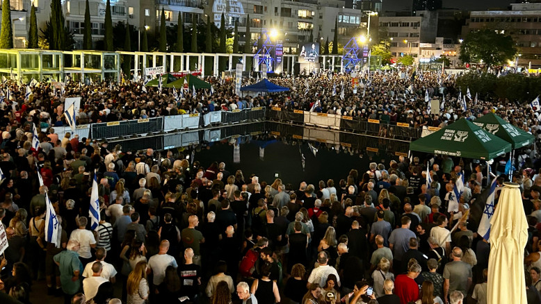 Migliaia a Piazza Beima chiedono indagine statale sugli eventi del 7 ottobre