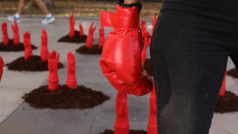 Protesta a Tel Aviv: mani e scarpe rosse per denunciare la violenza contro le donne