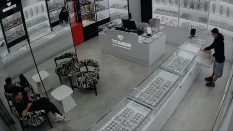 Ladro entra in gioielleria del GT Center, fuggendo dopo un imprevisto