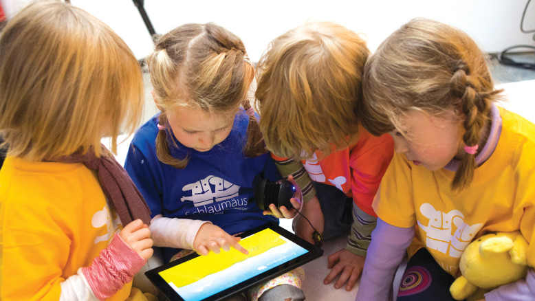 Limiti di schermo non bastano: il dialogo emotivo è la chiave per un Internet sicuro per i bambini