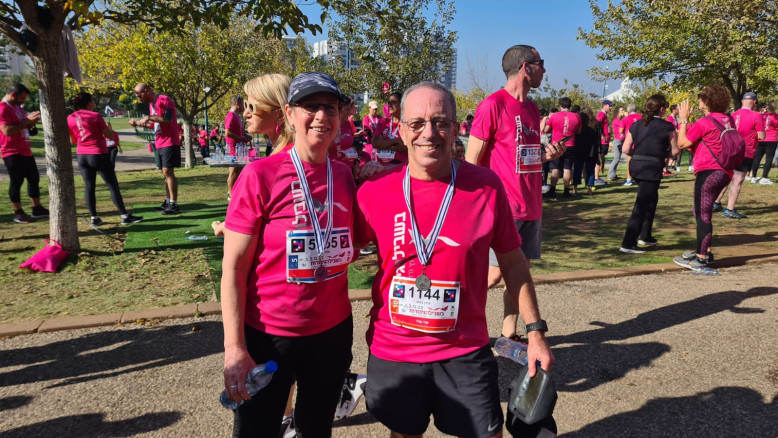 I Bhat partecipano alla corsa di Bikn'am per onorare Doron e combattere il cancro al seno