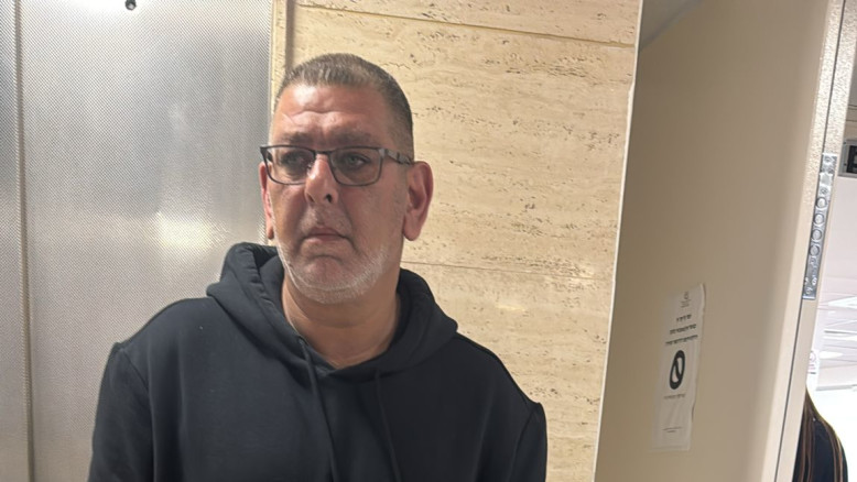 Protesta di un residente di Kiryat Shmona contro la gestione dell'Autorità Fiscale a Bnei Brak