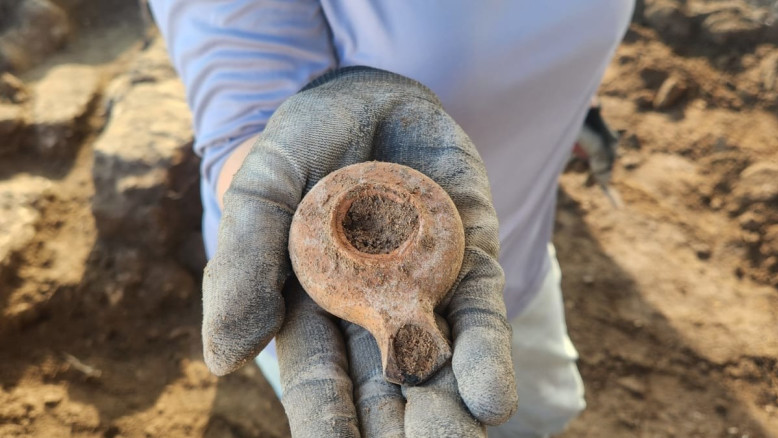 Una candela ellenistica del I secolo a.C. svelata al Museo di Israele: nuovo tassello di Hanukkah