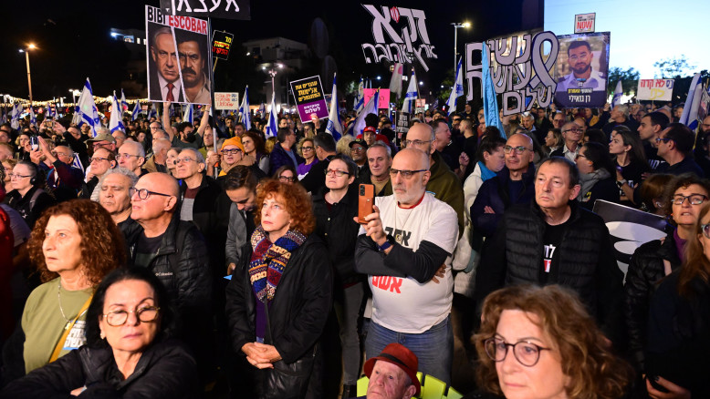 Migliaia di manifestanti a Bima Square di Tel Aviv: protesta contro il governo