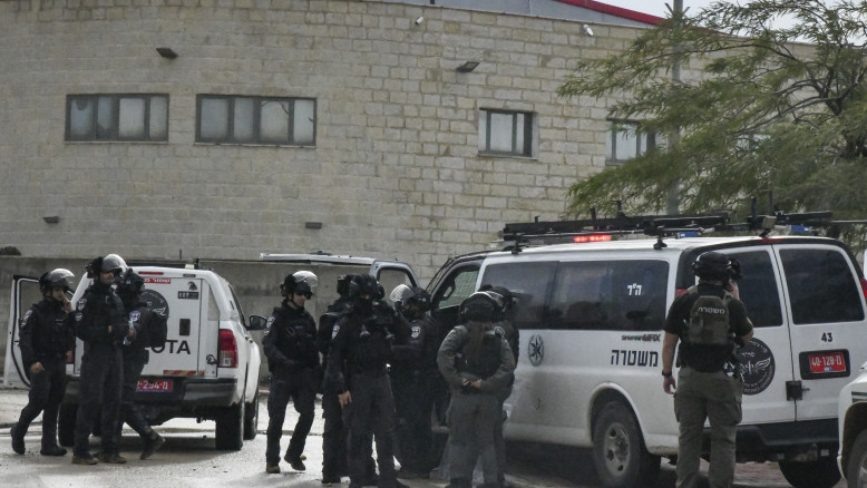 Avvocato Schwartz difende poliziotto accusato di omicidio a Tarabin: cliente arrestato dopo l’intervista