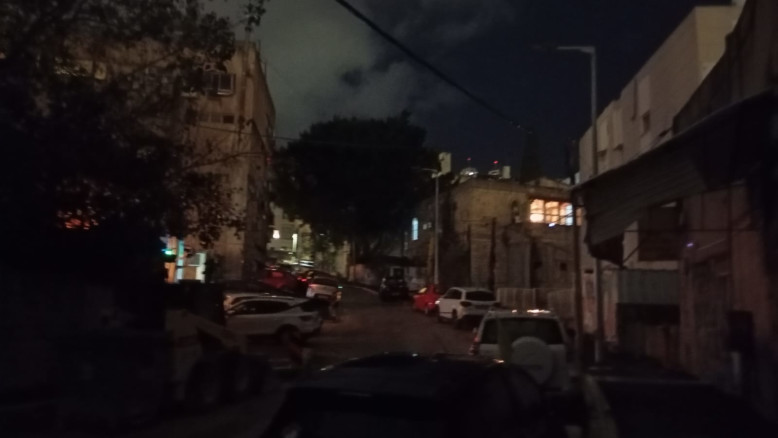 Buio prolungato a Haifa: l’interruzione dell’illuminazione pubblica durante la prima pioggia mette in pericolo sicurezza e commercio