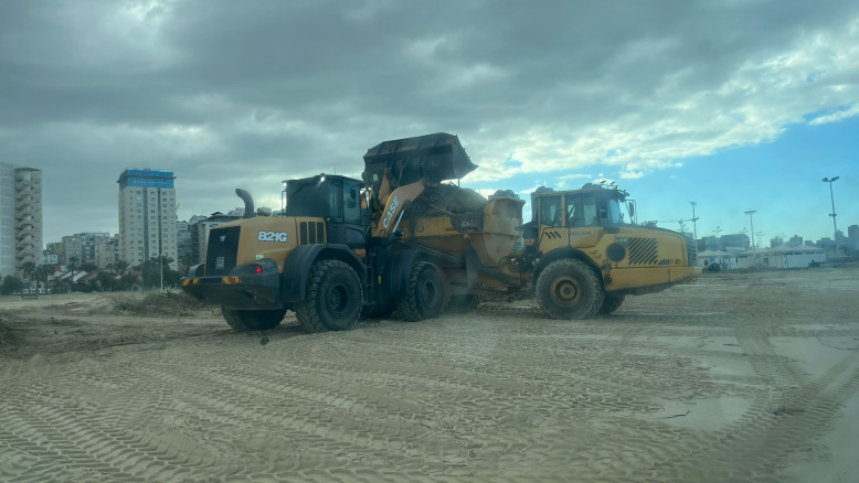 Pioggia intensa trasporta rifiuti verso le spiagge di Ashdod, inquinamento visibile