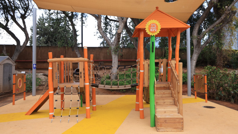 Bambini della scuola materna Gaha regalano le chiavi di Batman a Jordan Bivus dopo la canzone “Accendi la luce”