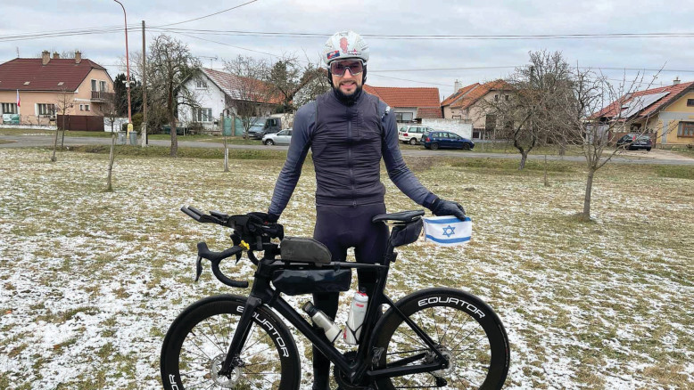 Lukáš Kliment percorre 1.000 km da Auschwitz per far brillare la scritta Never Again