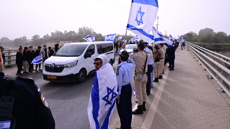 Il ritorno di un combattente del kibbutz Alomim: 843 giorni di servizio culminano in cerimonia di stato e militare a Mitr