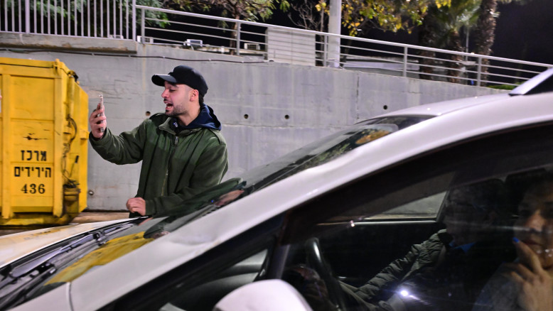 103 fm: Scontro di opinioni su Mordechai David e il blocco del veicolo di Aharon Barak