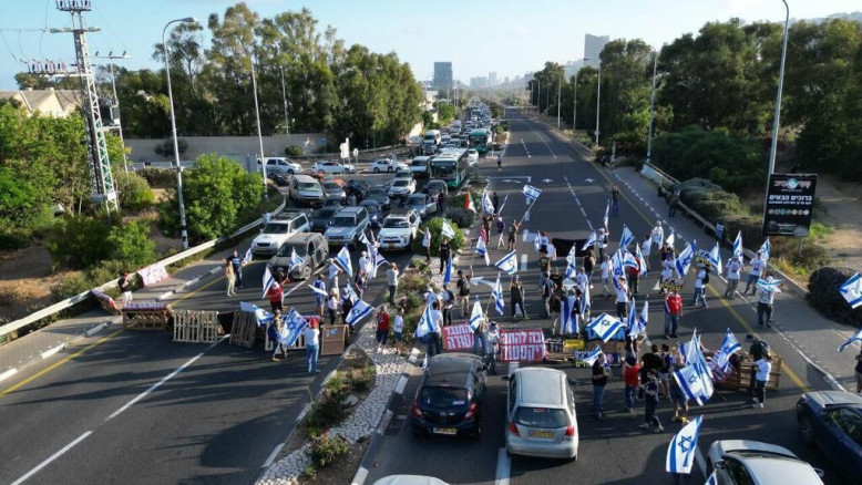 Marcia “Rondo” sulla strada costiera: Spalla a Spalla blocca il traffico per chiedere parità nel servizio militare