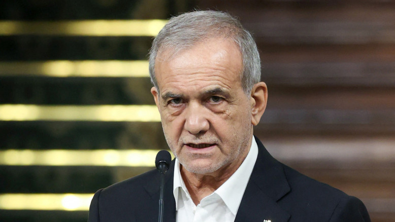 אחרי 28 איומי התפטרות: נשיא איראן נלקח לוואן חשוך, שמע קול – ויצא עם ספק מצמרר