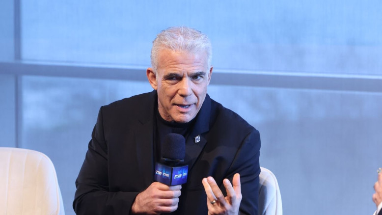 יאיר לפיד ברגע מרגש: "הילדה הלא-מדברת שלי הנהנה בחוזקה"