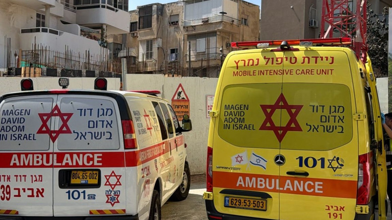 עובד זר כבן 30 נפגע מחפץ כבד באתר בנייה ברמת גן, מותו נקבע במקום