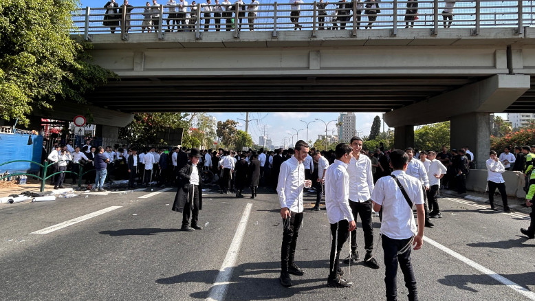 בשיא עומסי התנועה: חרדים קיצונים חסמו את כביש 4 במחאה נגד מעצר עריקים