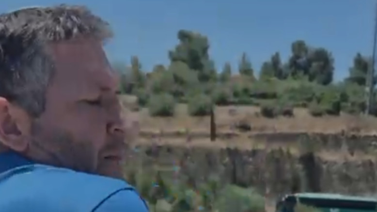 יאיא פינק ראה שלט במחלף, עצר הכול - וזה נגמר בעימות | צפו