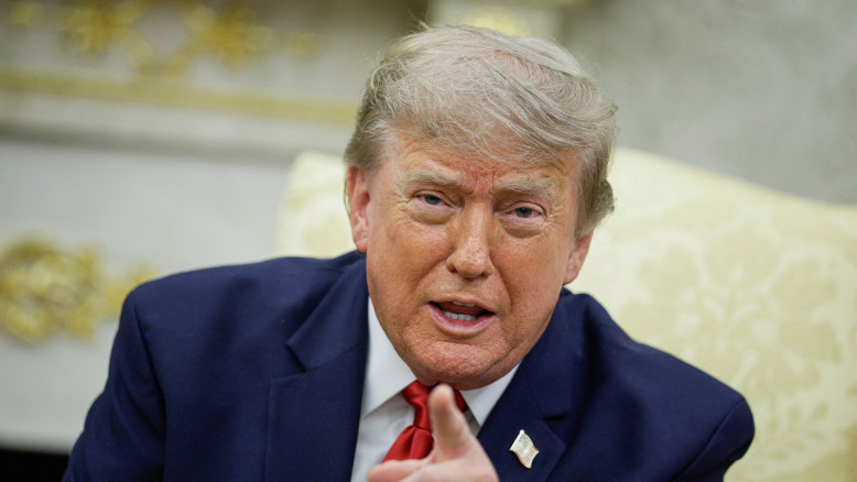 "Он слаб и предатель": Такер Карлсон в беспрецедентной атаке на Трампа