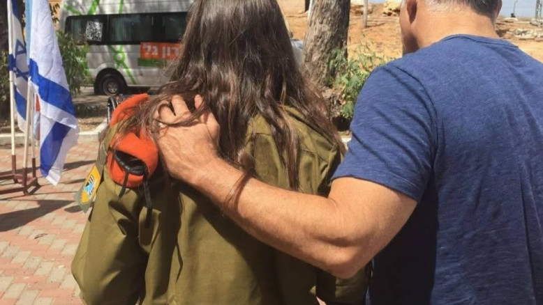 יו"ר האופוזציה ברגע יוצא דופן עם בתו: "קיווה שלא רואים"
