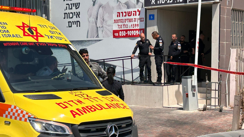 אמו של העורך הדין שנרצח בראשון לציון הגיעה לזירה: "אני מבינה שזה הגרוע מכל"