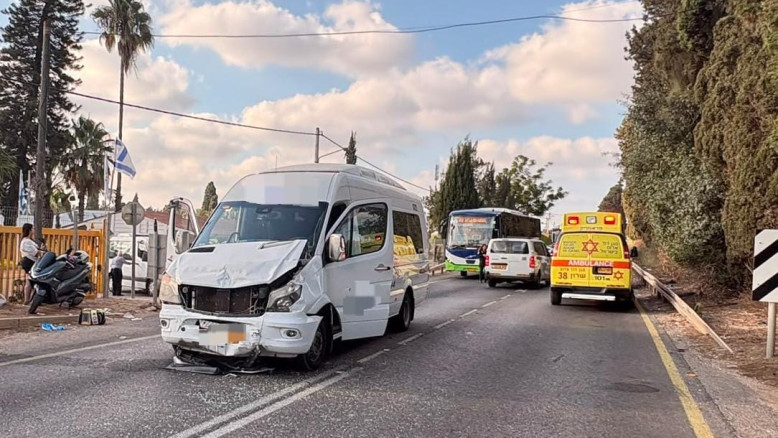 תאונת דרכים בין מיניבוס לרכב: אישה כבת 80 במצב קשה