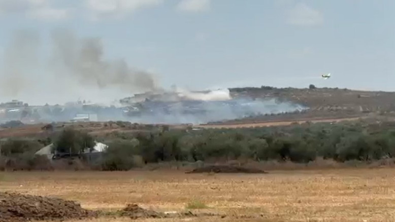 שריפה באבו סנאן: כוחות כיבוי פועלים לבלום את האש | צפו בתיעוד