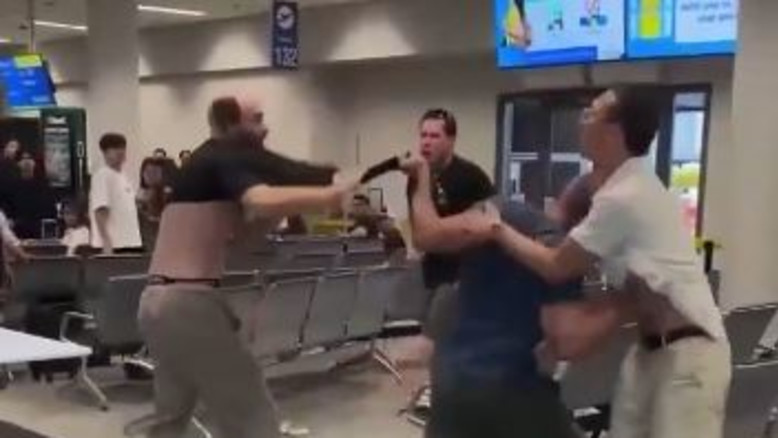 "חבל שהיטלר לא סיים את העבודה": הקטטה שהתפוצצה בשדה התעופה