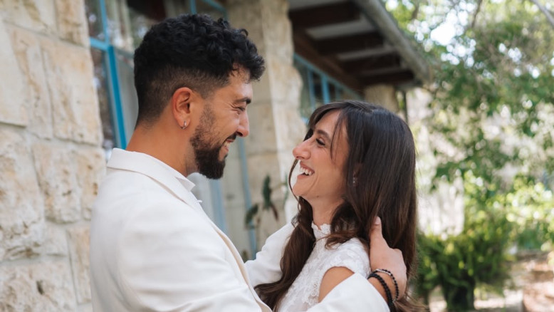 שלוש שמלות לערב אחד: כך נראית החתונה של ענבל ביבי ורועי קורנבלום