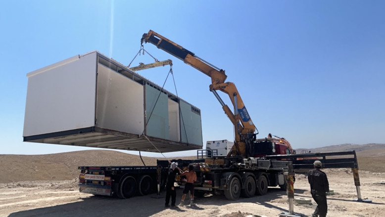 בתגובה לסנקציות הבריטיות: מועצת בנימין הציבה מבנים ראשונים בהתנחלות חדשה