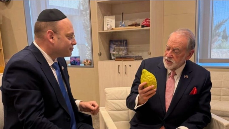 "Nunca había visto algo así": El embajador de Estados Unidos, Mike Huckabee, recibe un enorme etrog para la festividad de Sucot