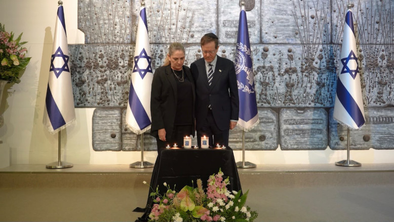 בשעה 06:29: הנשיא הרצוג ורעייתו הדליקו נר זיכרון בבית הנשיא