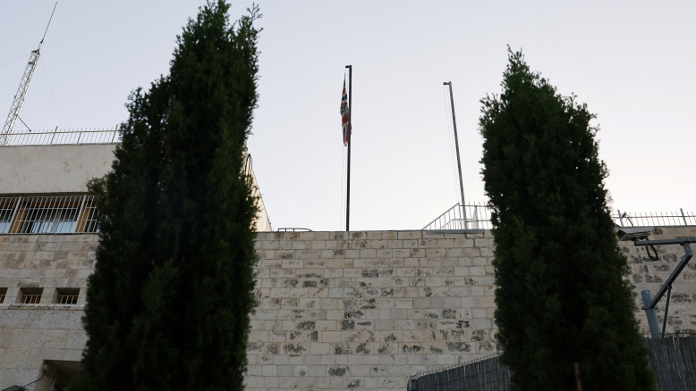 המשבר מחריף: במהלך הלילה הוסרו השלטים מקונסוליית בריטניה בירושלים לקראת סגירה