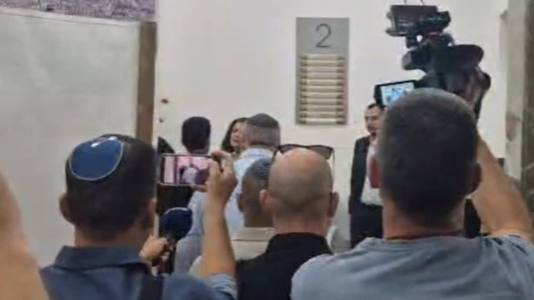 מנדלבליט הגיע לעדותו במשפט נתניהו מלווה במאבטחים | צפו
