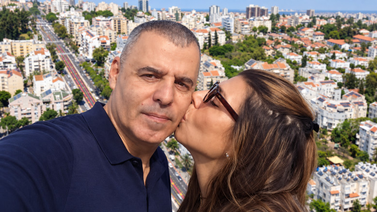העבר של אשתו של ראש עיריית כפר סבא: "היא הייתה שכונה ממש, הכניסה אותו לתוך ה..."