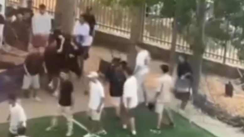 כיסאות עפו באוויר, תלמידים נחנקו: אימה וכאוס מוחלט בתיכון בקריית אונו | צפו
